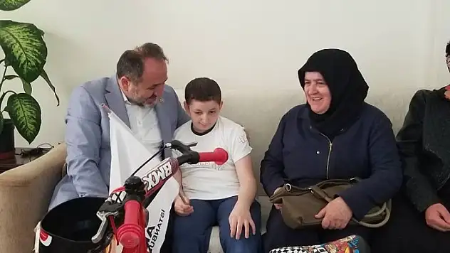 Bisikleti çalınan kanser hastası çocuğa Milletvekili Demir'den sürpriz hediye