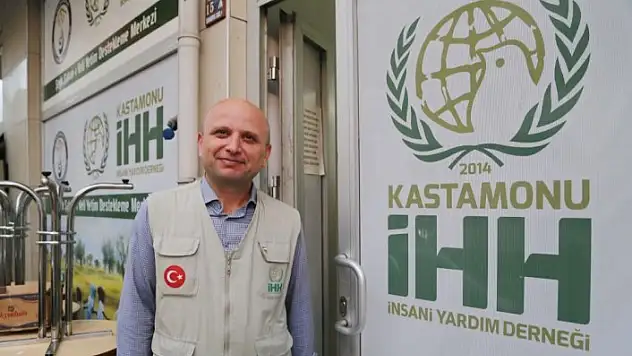 İhtiyaç sahipleri bu sofrada iftar yapıyor