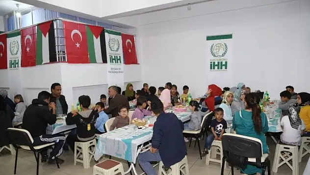 İhtiyaç sahipleri iftar sofrasında buluştu