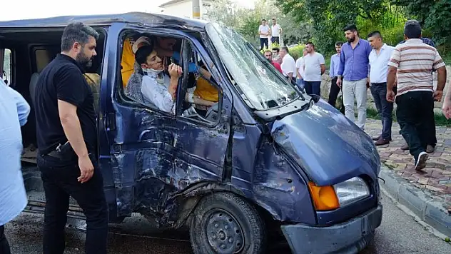 Köpeğe çarpmamak için direksiyonu kırdı: 2 yaralı