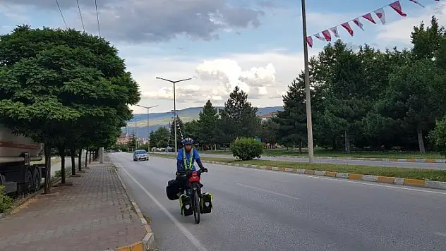 Kutsal topraklara ulaşabilmek için Malezya'dan bisikletle yola çıktı