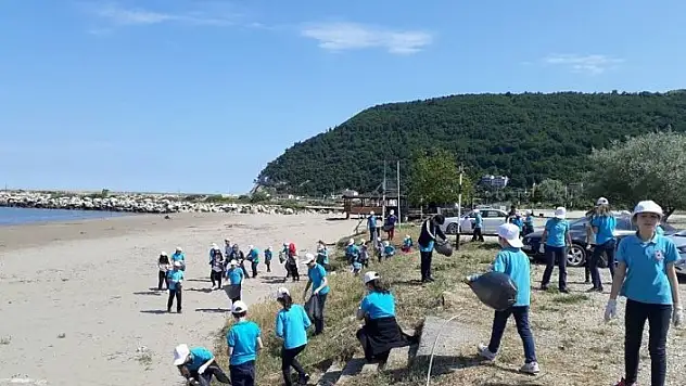Öğrenciler, park ve sahilde çöp topladı