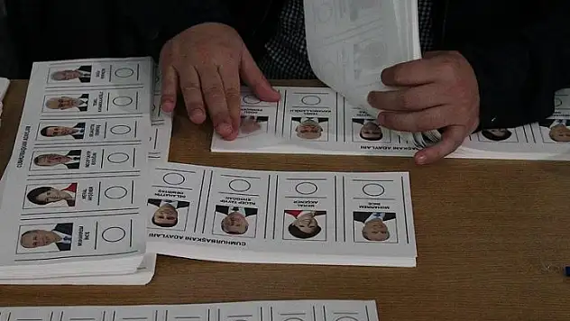 Önce cumhurbaşkanı seçimine ait oy pusulaları sayılacak