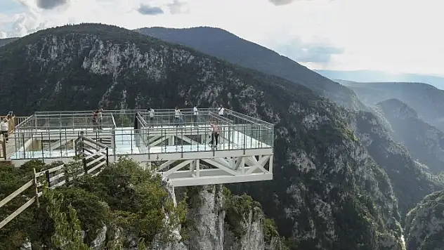 Çatak Kanyonu üzerindeki cam terasa ziyaretçi ilgisi