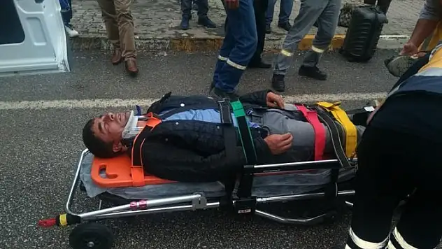 Karşıya geçmek isteyen Afgan'a otomobil çarptı