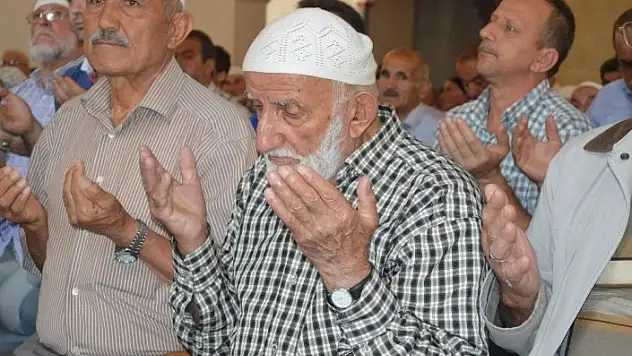 Kastamonu'da 3 bin kişi, 15 Temmuz şehitleri için ellerini semaya kaldırdı