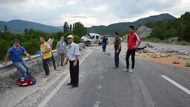 Kastamonu'da kamyonet devrildi: 6 yaralı