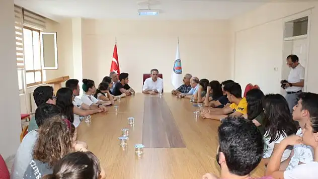 &quotKitapsız öğrenci, kütüphanesiz okul kalmasın&quot projesi