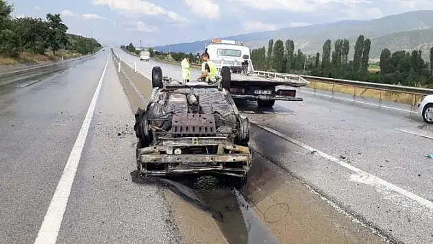 Tosya'da yaşlı çiftin otomobili alev alev yandı