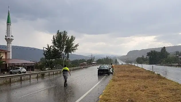 Trafik kazasında aynı aileden 4 kişi yaralandı