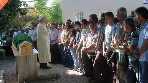 Üzerine ağaç düşmesi sonucu hayatını kaybeden işçi, toprağa verildi