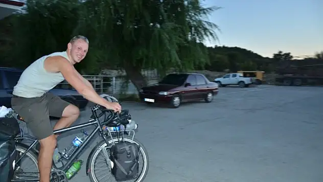 Almanya'dan bisikletiyle İran'a gidiyor