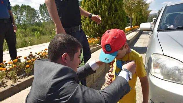 Çocuklara düdük, sürücü ve yolculara sarımsak dağıttılar