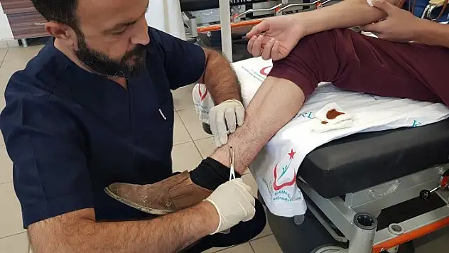 Kurban kesilirken ayağına 'kene' yapıştı