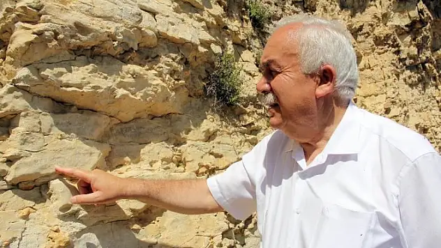Okuldan mezun olanlar, 100 yıldır mezuniyetlerini bu kayaya yazıyor