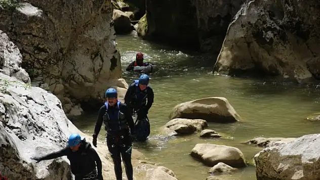 Şehit anne ve bebeğini anmak için kanyonda 4 kilometre yürüdüler