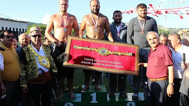 Tosya Yağlı Güreşleri'nde başpehlivan Orhan Okulu oldu