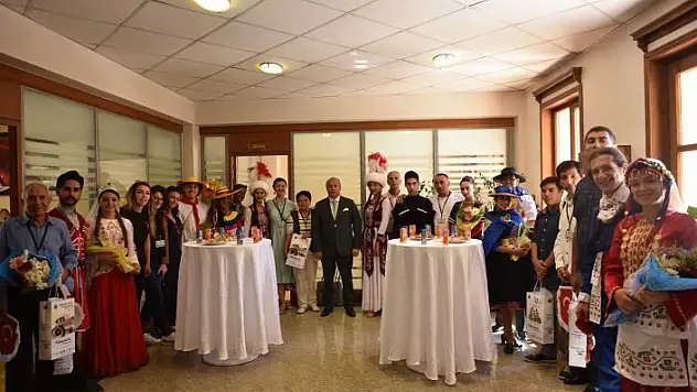 Yerli ve yabancı halk oyunu gruplarına resepsiyon verildi