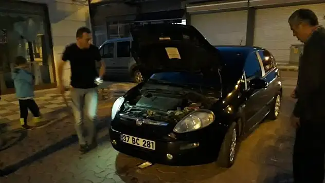 Arabanın motor kısmına giren kedi kurtarıldı