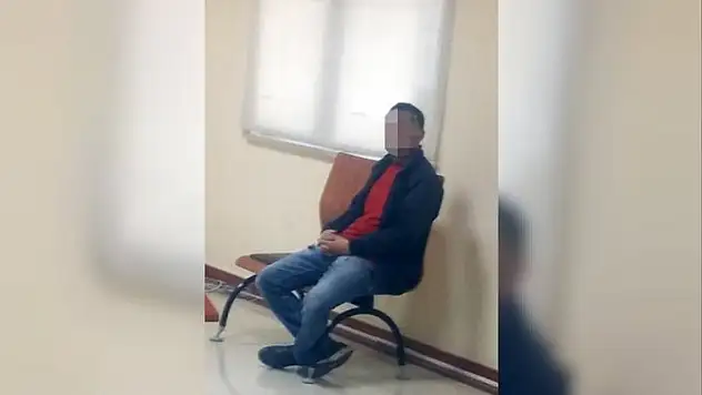 Evlerine giren hırsızı yakalayıp polise teslim ettiler