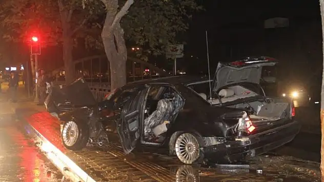 Hurdaya dönen araçtan burnu kanamadan çıktı