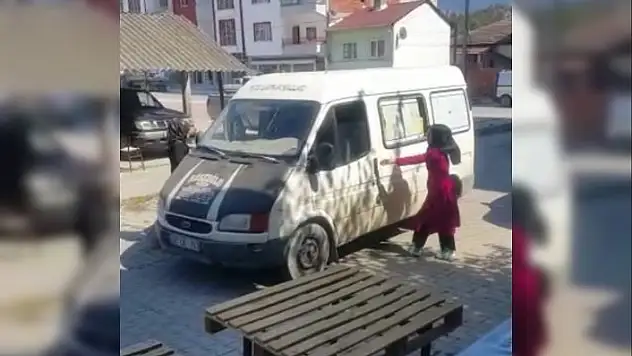 İcra yoluyla çocuklarını görmek isteyen anne, kuzeninin işyerini bastı