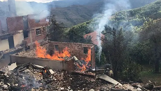 Kastamonu'da yangın: İlk belirlemelere göre 8 ev yandı