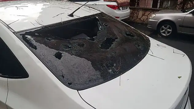 Kastamonu'da etkili olan dolu araçlara zarar verdi