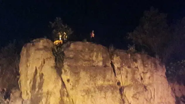Kayalıklara çıkan genç kızın intihar girişimini çay içerek izlediler