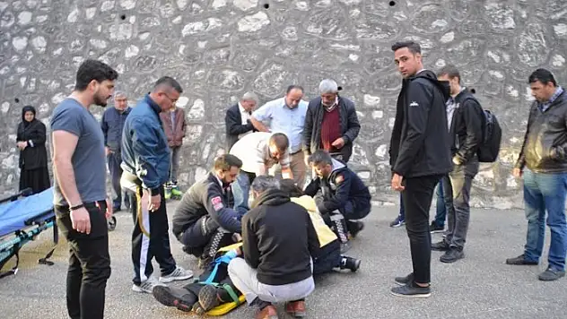 Motosikletten düşen genci kaskı kurtardı
