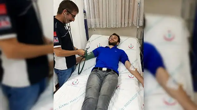 Ormanda sevmek istediği yılan hastanelik etti