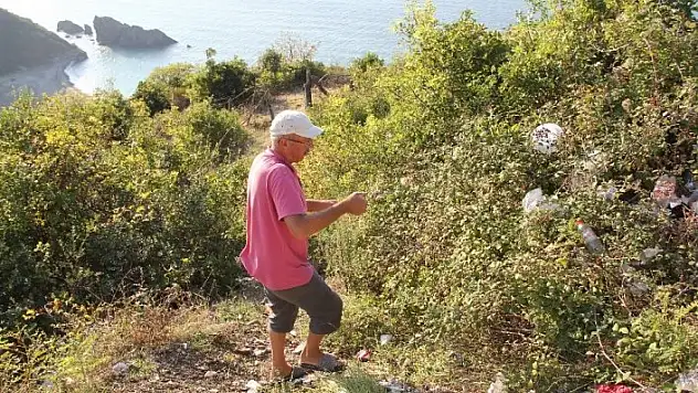 Tatil için geldiği köyünde tatilcilerin bıraktığı çöpleri topluyor