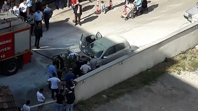 Park halindeki otomobil, motor kısmından yandı