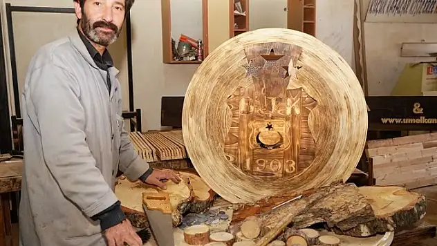 Ahşap fuarında Demet Akalın'a ahşaptan Beşiktaş arması hediye edilecek