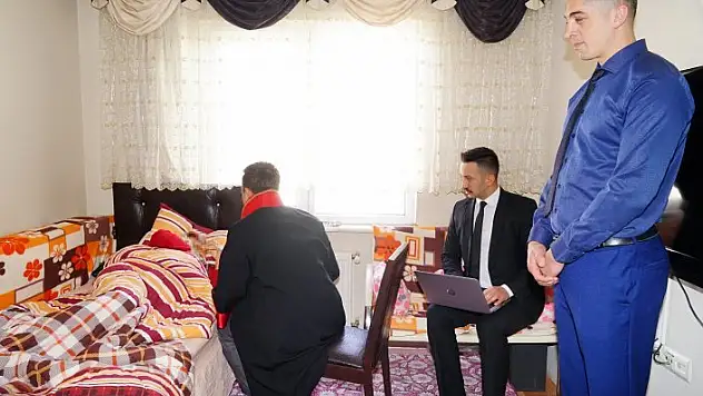 Hakim yaşlı kadının ifadesini almak için evine gitti