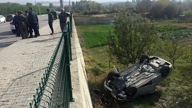 Kaza yapan otomobil dere yatağına düştü: 1 yaralı