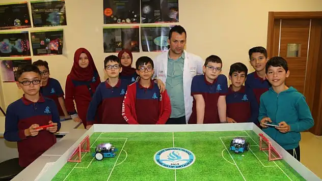 Dersi eğlenceli kılmak için 'futbol oynayan robot' tasarladılar