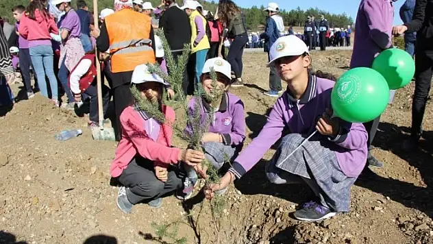 'Fidanlar, fidanlarla büyüyor' projesi kapsamında 400 fidan toprakla buluştu