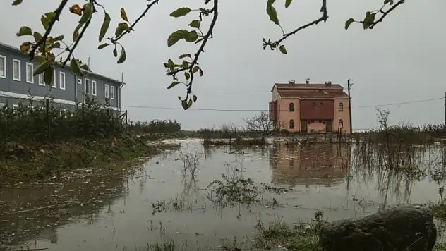 Karadeniz'de dalgalar sahil şeridinde zarar verdi