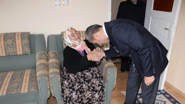 Kaymakam Atasoy, şehit ailelerini ziyaret etti