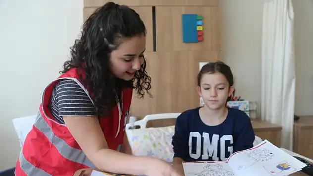 Türk Kızılayı Topluluğu üyelerinden hasta çocuklara moral ziyareti