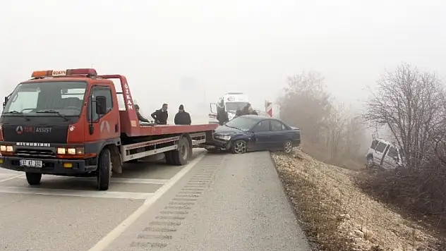 Yola sis çöktü önünü göremeyen iki araç tarlaya uçtu