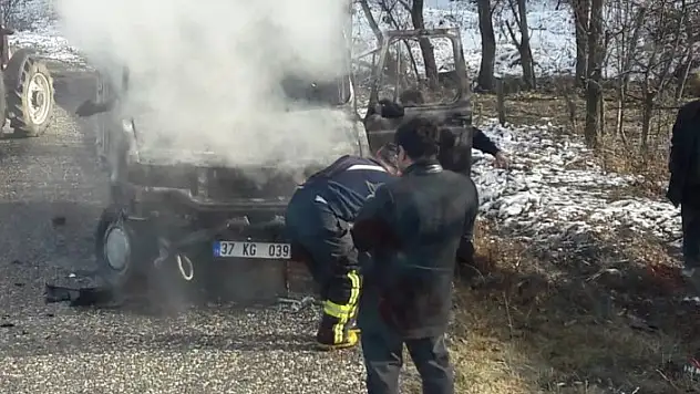 Elektrik kontağından çıkan yangın kamyoneti kül etti