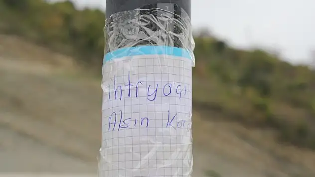 Hayırsever, bisikletiyle geldiği korkuluklara giysileri asıp kayboldu