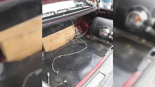 Hırsızlar, tamir edilen araçların teyp ve amfilerini çaldı