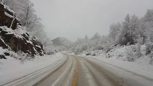 Kar yağışı nedeniyle sürücüler zor anlar yaşadı