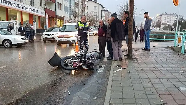 Motosiklet, kamyonetle çarpıştı: 1 yaralı 