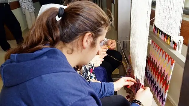 Felçli hastalar hastanede kilim dokuyarak hem meslek öğreniyor hem de tedavi oluyorlar