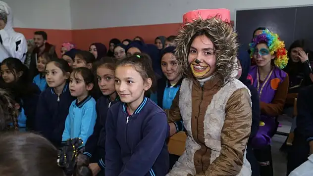 Üniversiteliler köy okullarına 'neşe' götürüyor