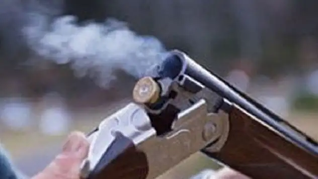 Yaban hayvanını vurmak isterken kazara kendisini vurdu